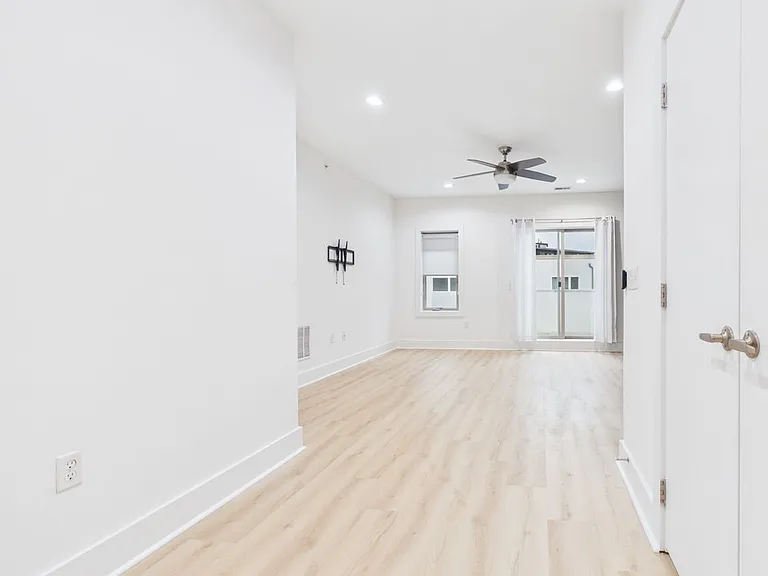 1129 N Hope St — Photo 38