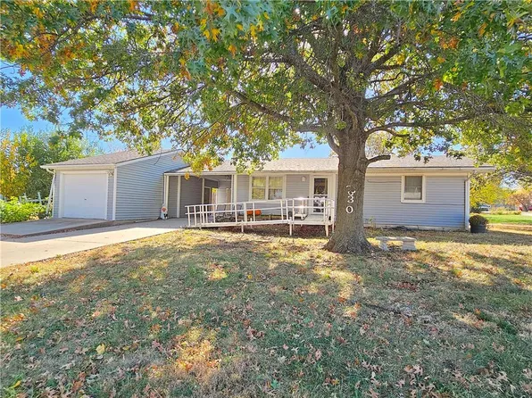 330 N Grant St, Garnett, KS 66032