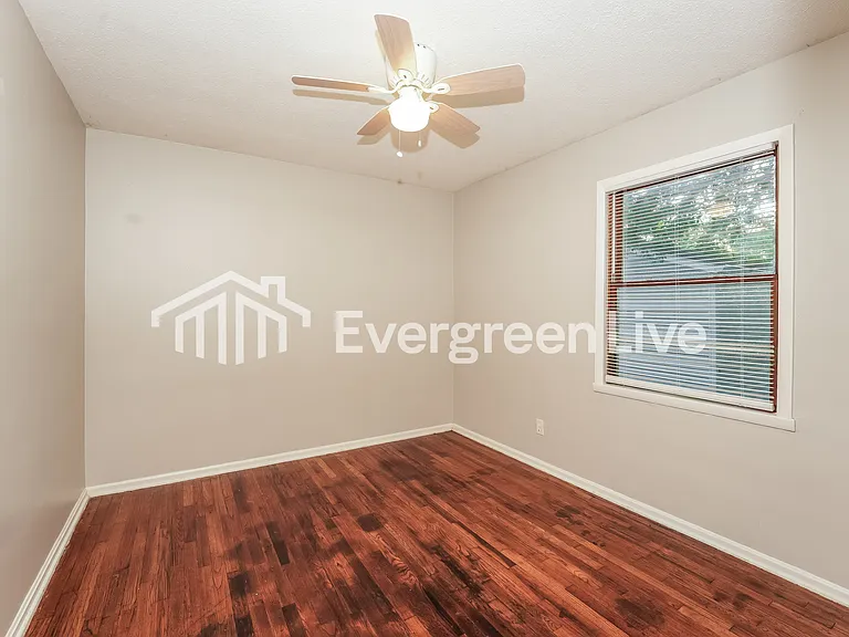 1307 Cedar Dr — Photo 6