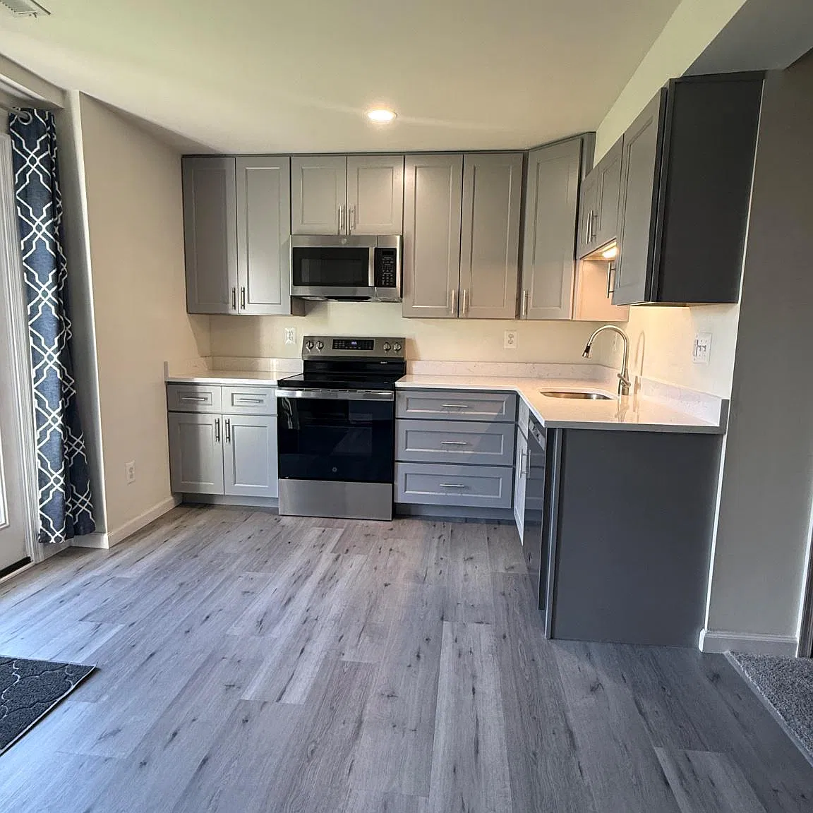 2 bed, 1.0 bath, 3724 sqft, $2,200 — Photo 1