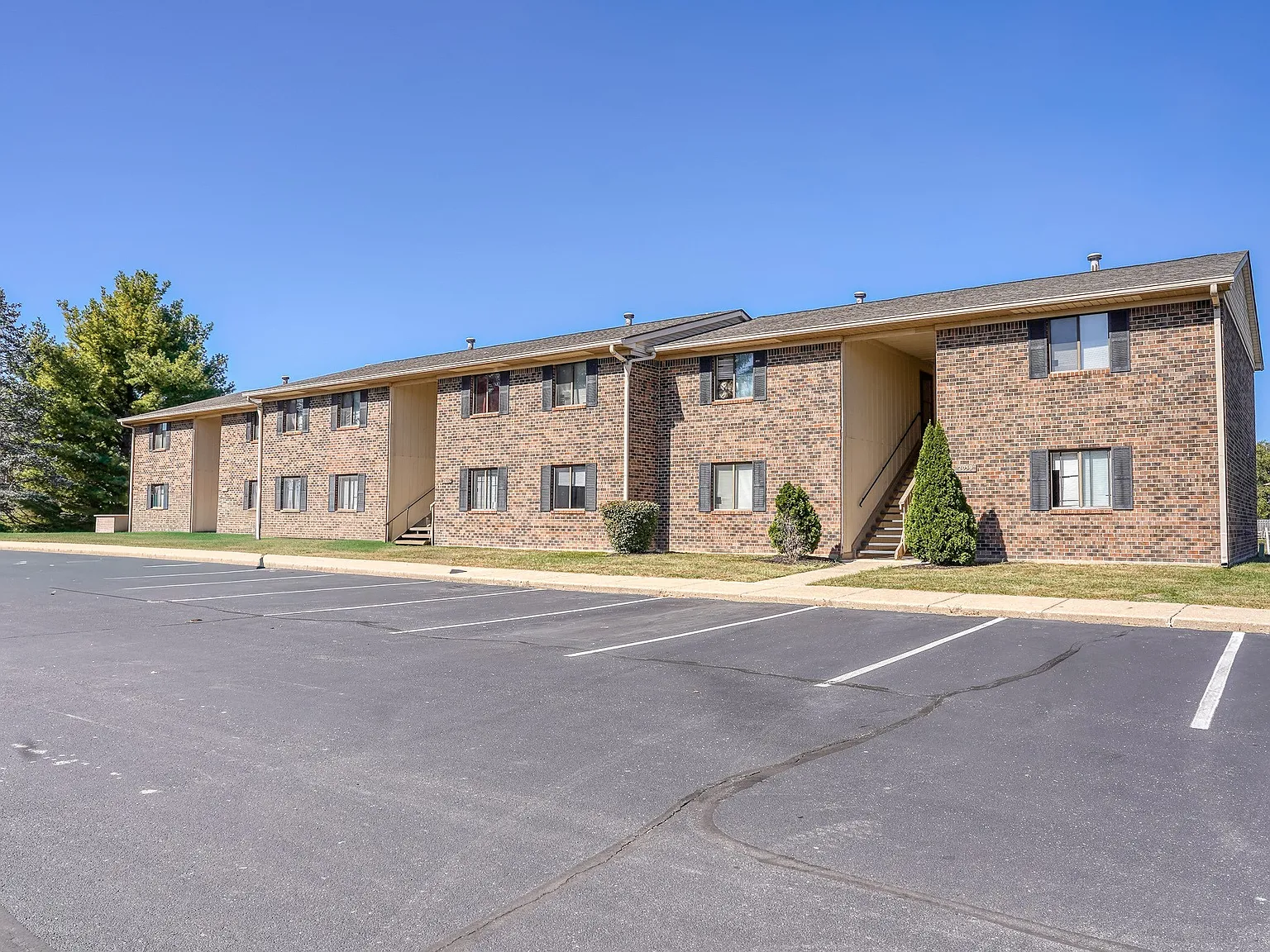 Waterford Apartments — Photo 1