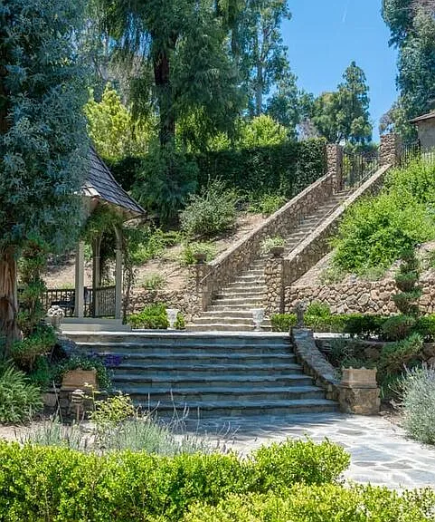 1957 Mandeville Canyon Rd — Photo 50