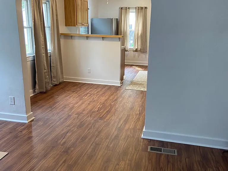 211 Larchmont Rd — Photo 5