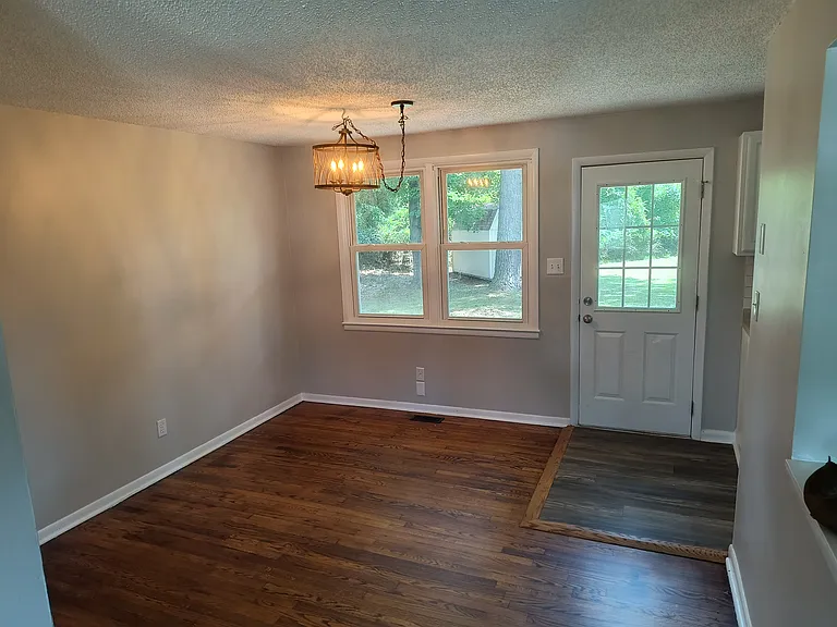 504 Clyde Dr — Photo 4