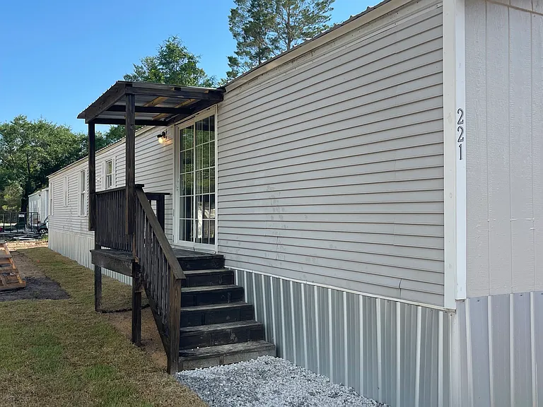 221 Meteyard Ln — Photo 1