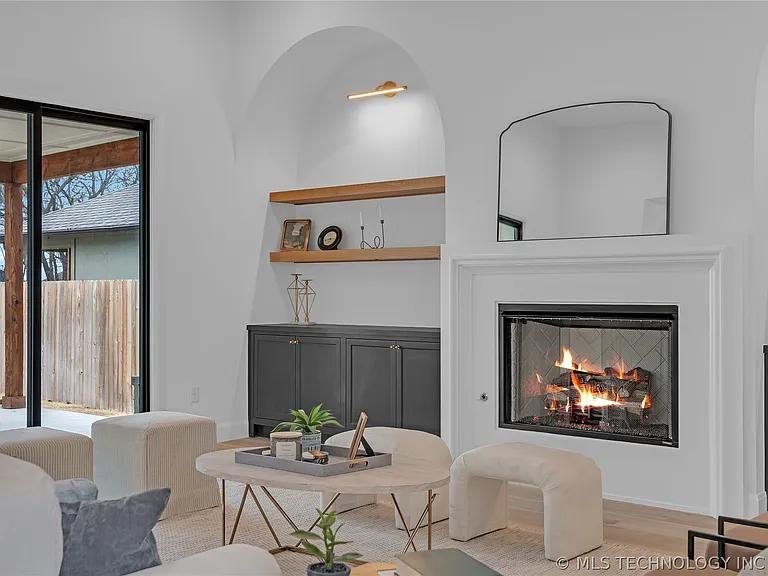 515 W El Paso St — Photo 77