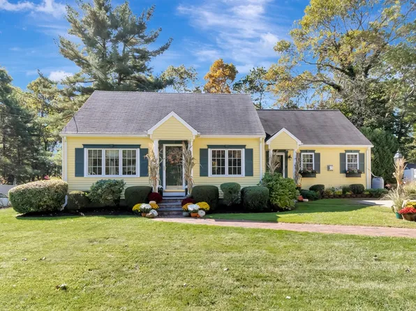 89 Oak St, Foxboro, MA 02035