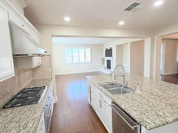 4th image of 376 Drummond Dr