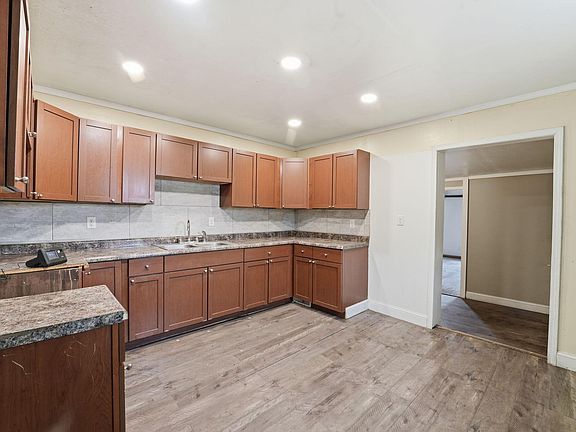 5th image of 589 Uncapher Ave