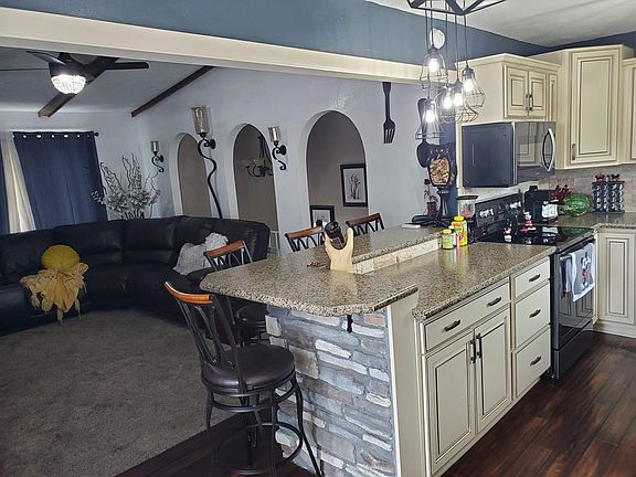 3rd image of 308 N Custer Ave