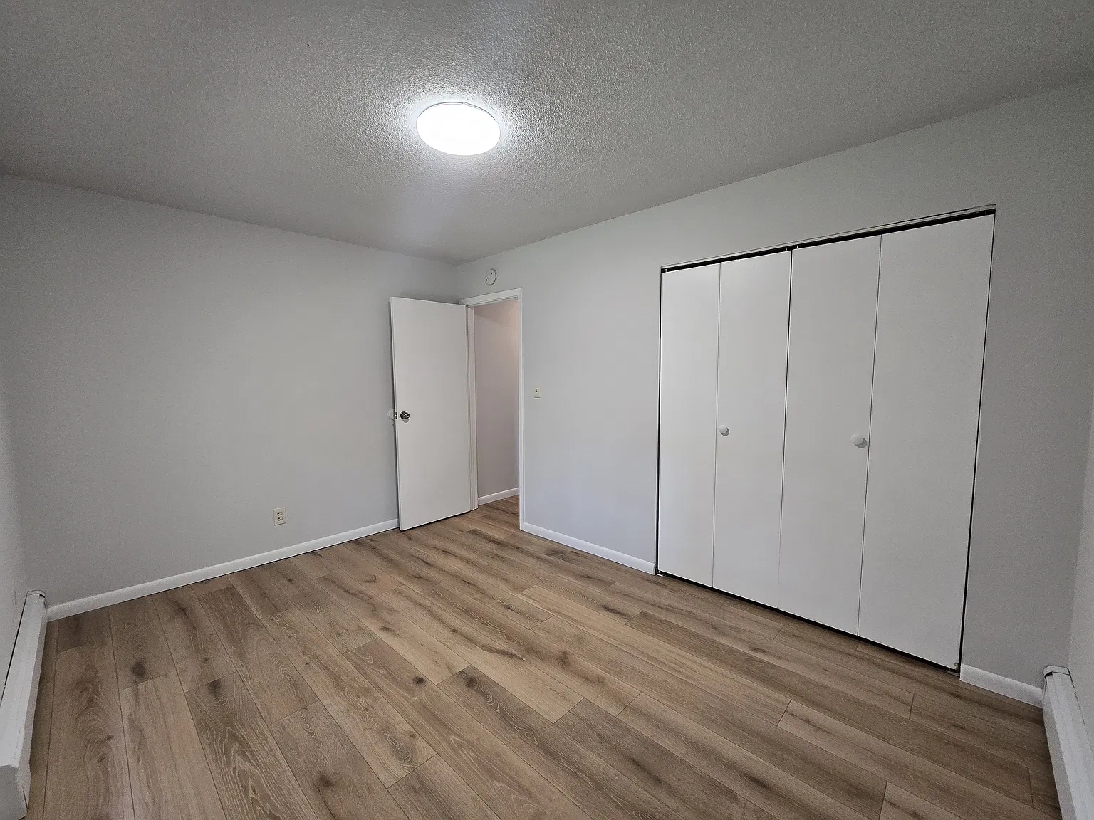 2 bed, 750 sqft, $2,300 — Photo 4