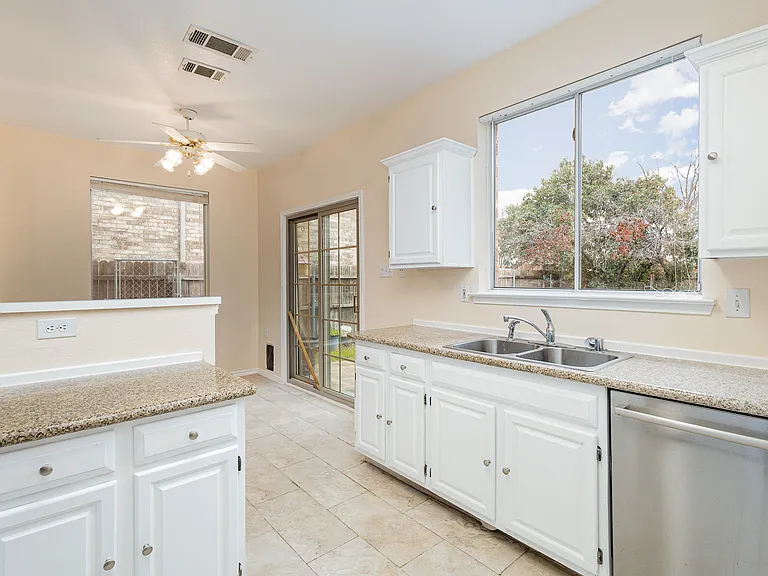 704 White Oak St — Photo 8