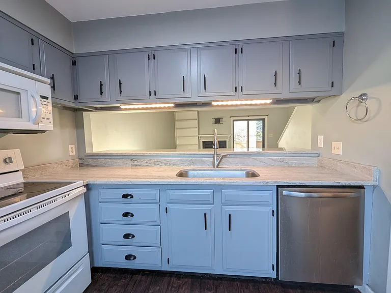 7225 Woods Crossing Dr — Photo 3