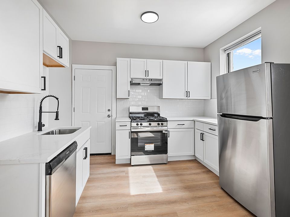 1st image of 7518 N Seeley Ave APT 1E
