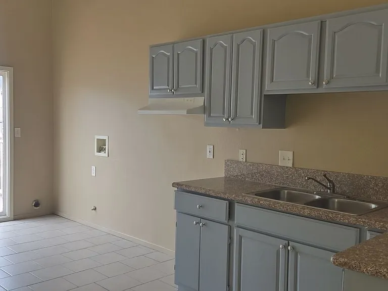 821 N Vineyard Ave #D — Photo 3