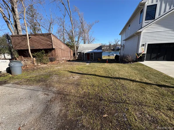 6912 Colony Dr, West Bloomfield, MI 48323