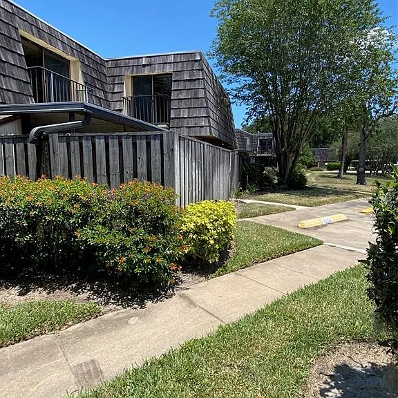 1004 Royal Oak Blvd — Photo 1