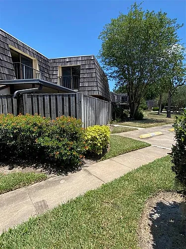1004 Royal Oak Blvd Photo 1