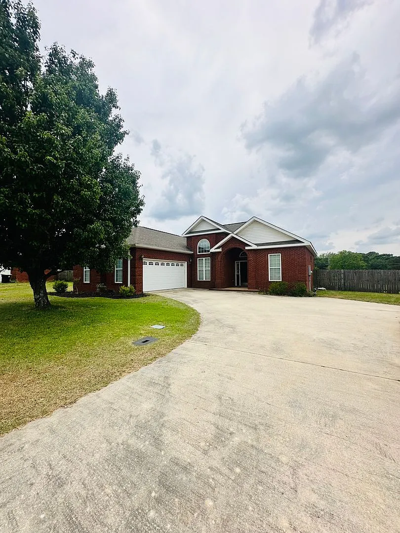 Spacious Home in a Prime Location! — Photo 2