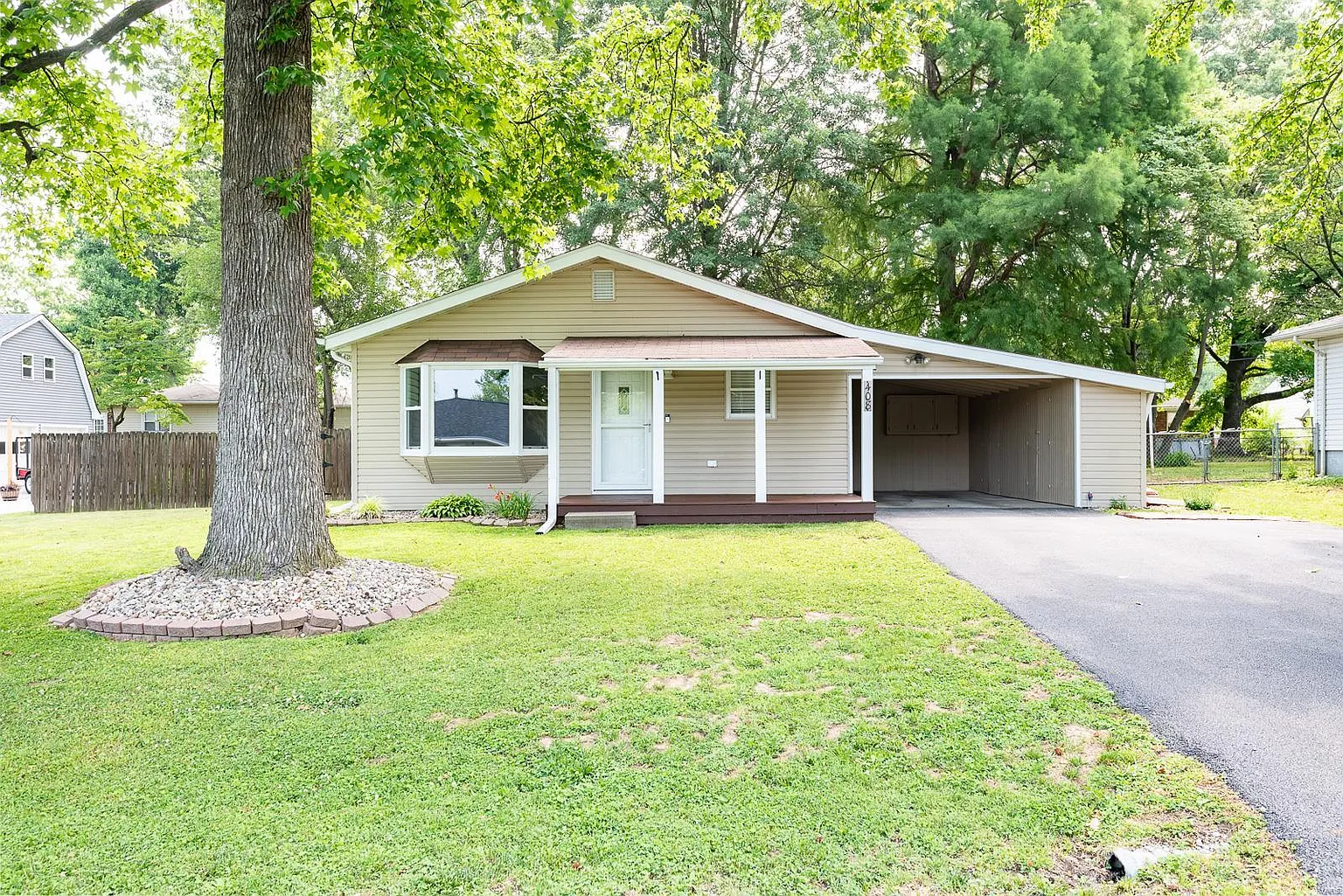 408 David St photo 1
