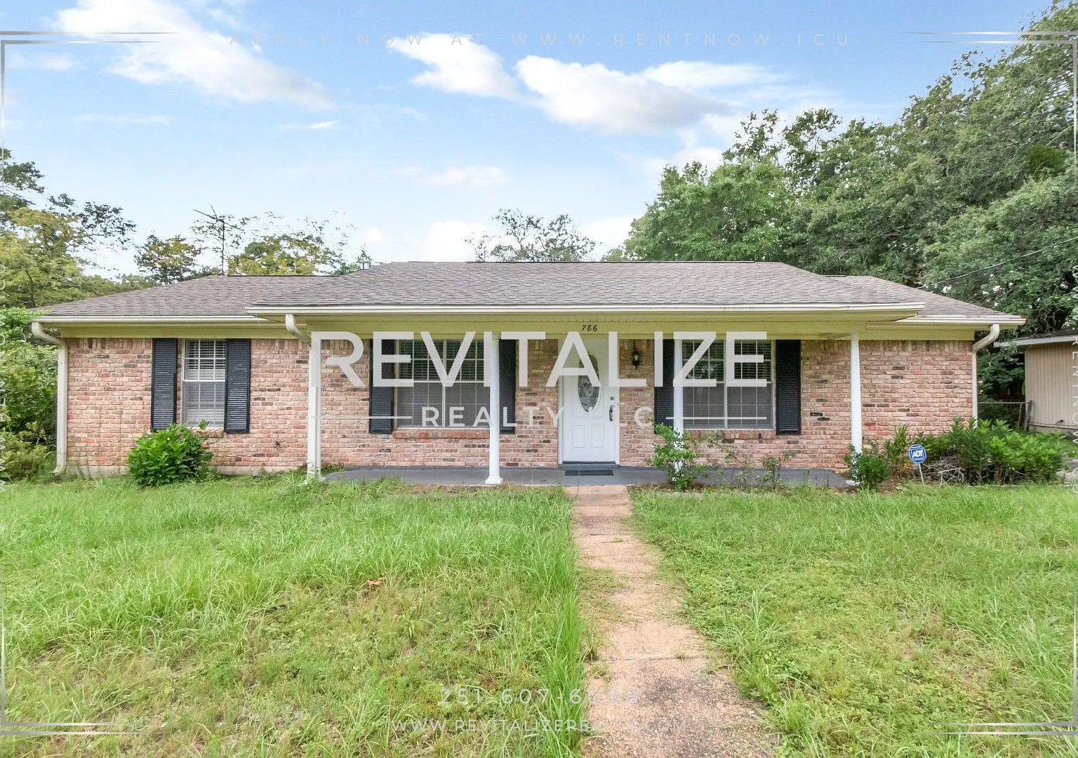 Charming, Spacious, 3BR/2BA Brick Home Mobile, AL — Photo 1
