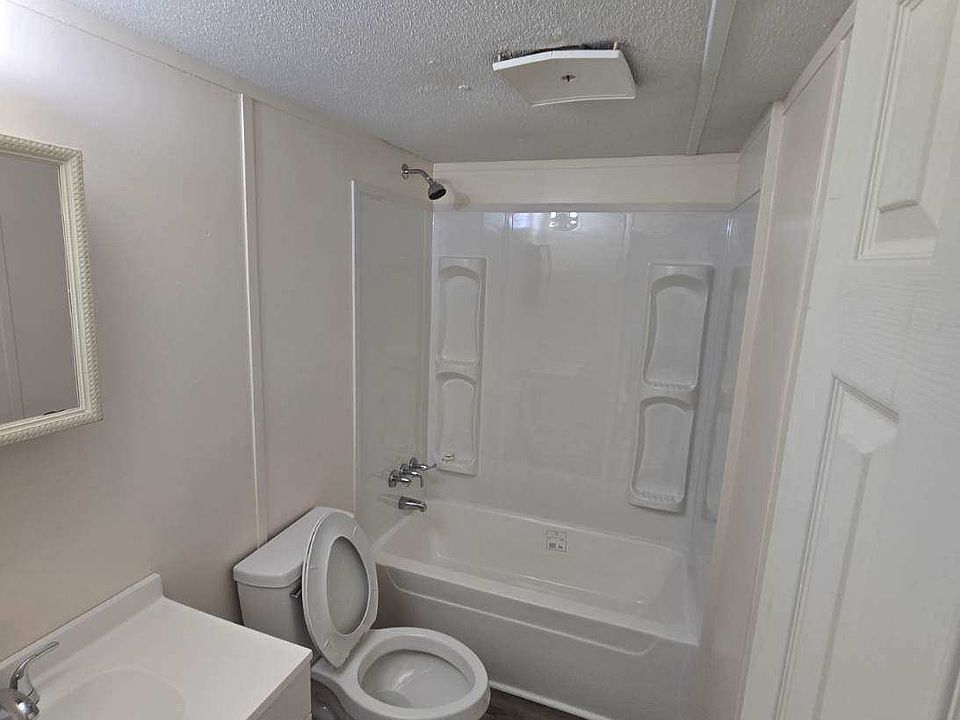 2nd image of 470 Smith St