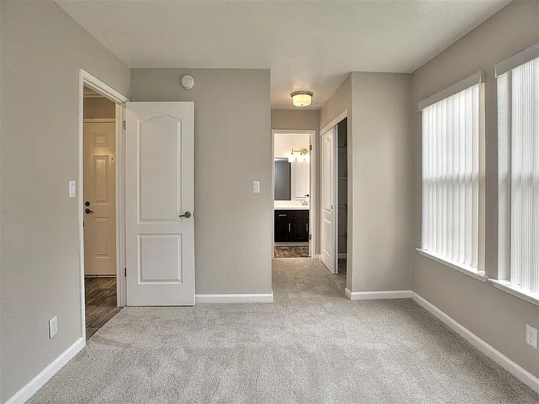 Seventeen Mile Drive Village Apartment Homes — Photo 15
