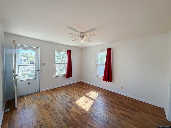 4th image of 906 E Jackson Ave