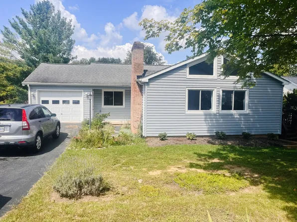 2008 Christopher Dr, Blacksburg, VA 24060
