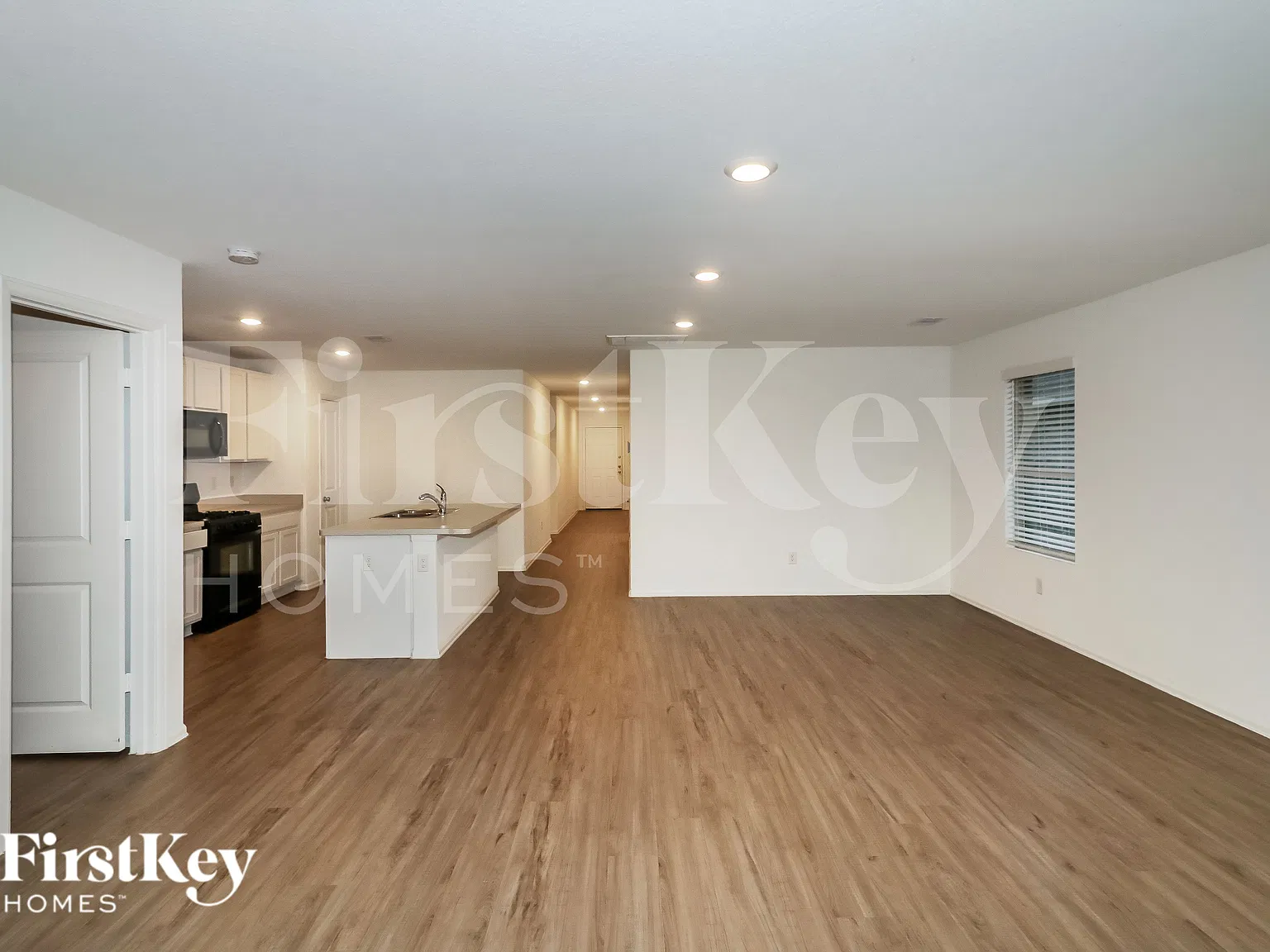 4 bed, 2.0 bath, 1720 sqft, $2,205 — Photo 3