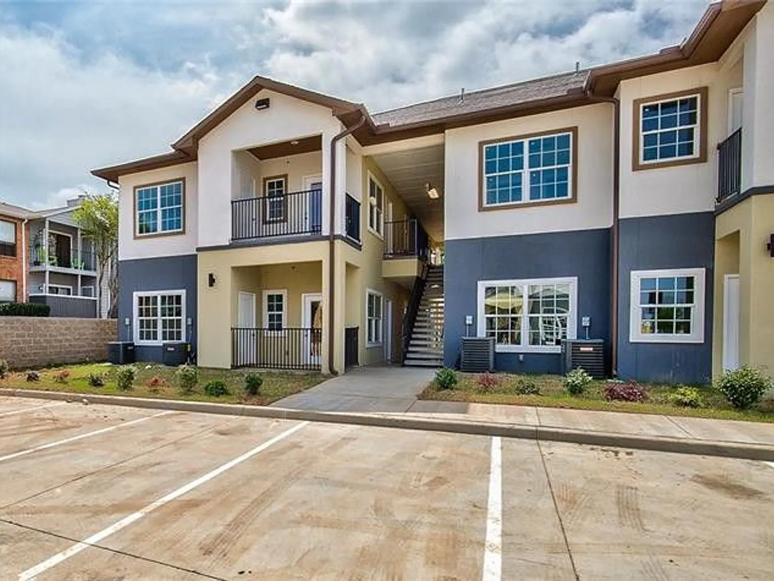 Pinnacle Apartments — Photo 3