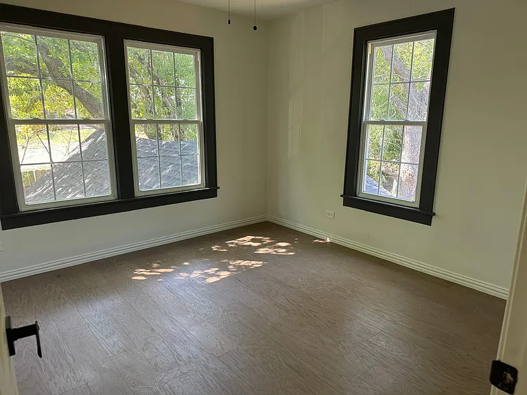 1121 E Texas St — Photo 23