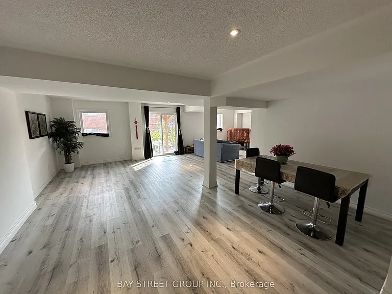 196 Colesbrook Rd — Photo 2