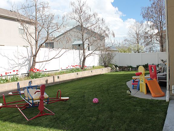spacious backyard!