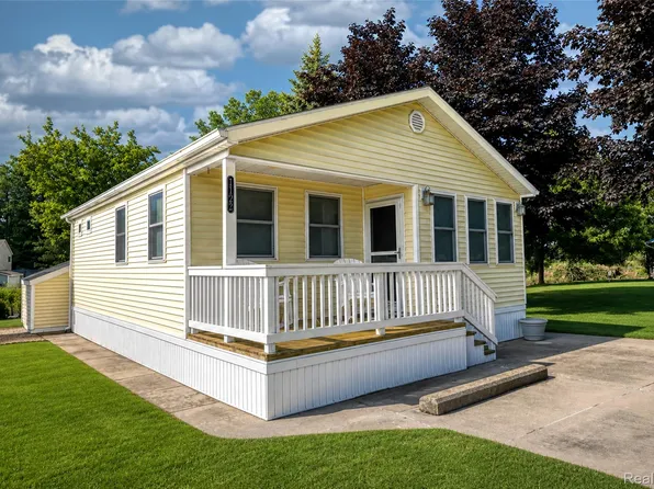 7122 Ben Franklin Dr, Lexington, MI 48450