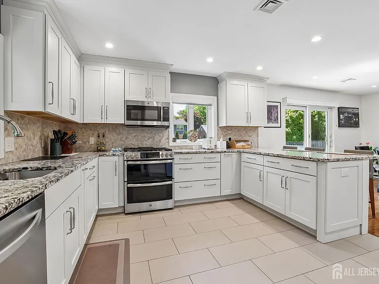 207 Stoughton Ave — Photo 17