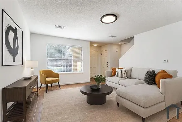 4 bed, 1348 sqft, $2,200 — Photo 3