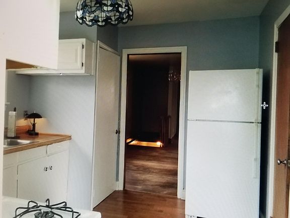 Gas stove, refrigerator, utility room