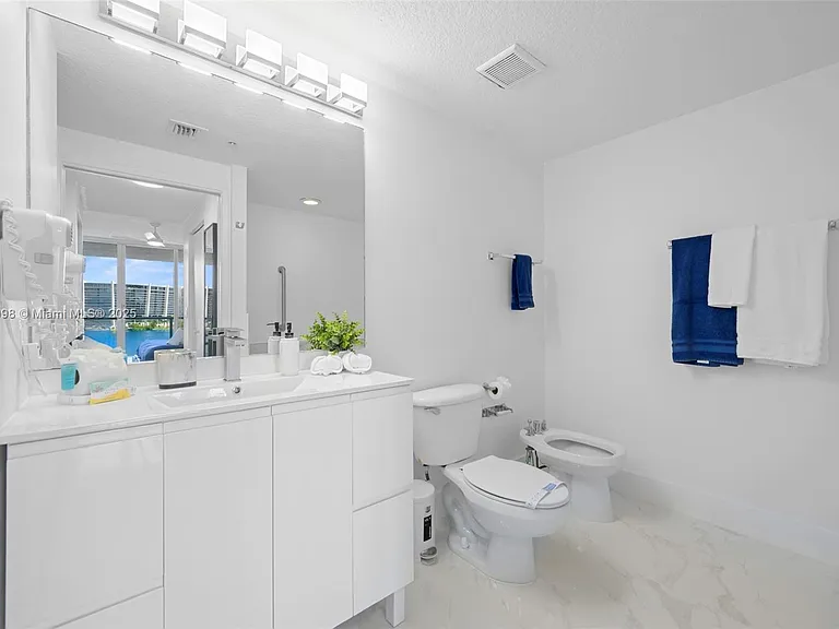 18100 N Bay Rd #708 — Photo 15