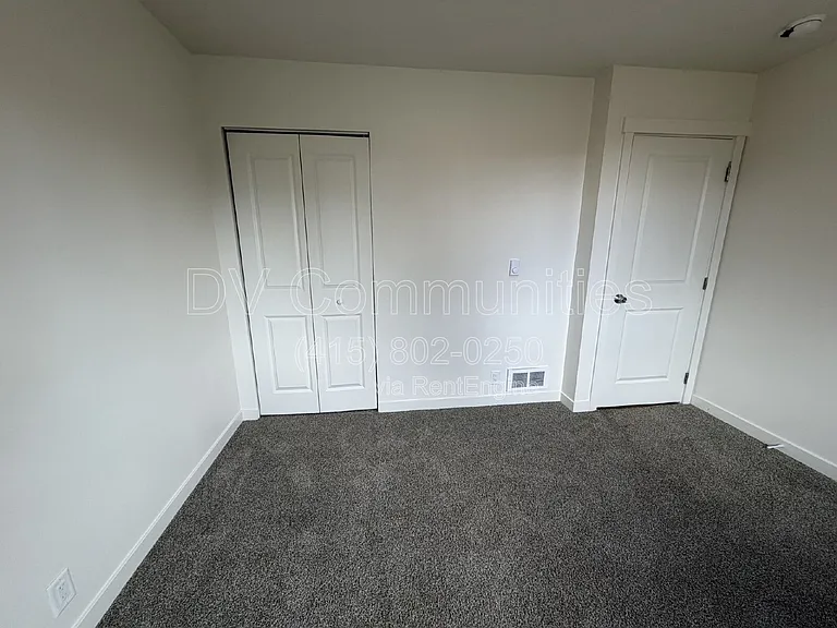 1246 Hughes St — Photo 13