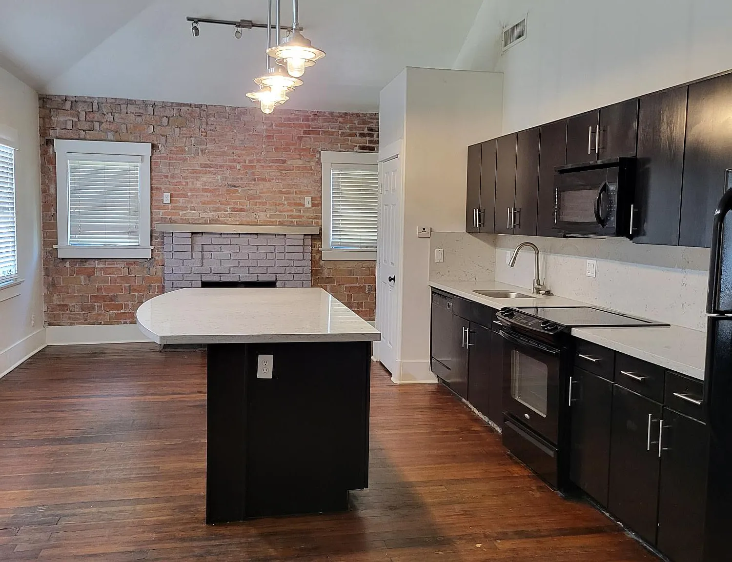 2 bed, 1300 sqft, $2,400 — Photo 3