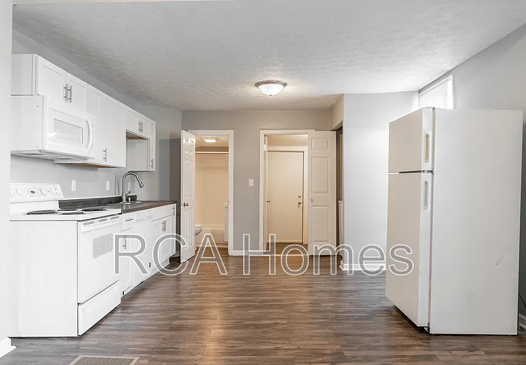 1011 E Legrande Ave #E — Photo 3