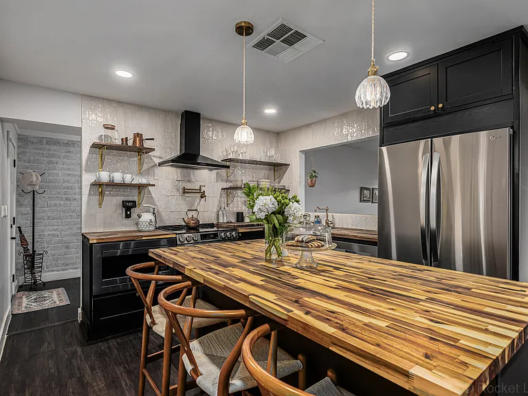 2200 N Los Altos Dr — Photo 16