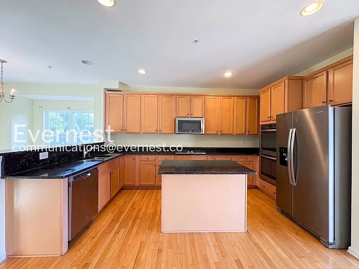 3 bed, 3.0 bath, 2296 sqft, $2,745 — Photo 3