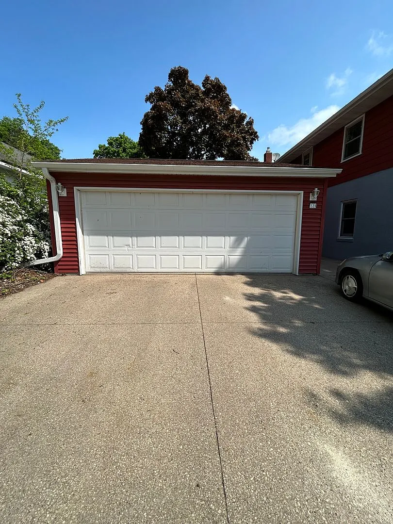 Spacious 5 Bedroom, 3 Bathroom Home with 2-Car Garage — Photo 4