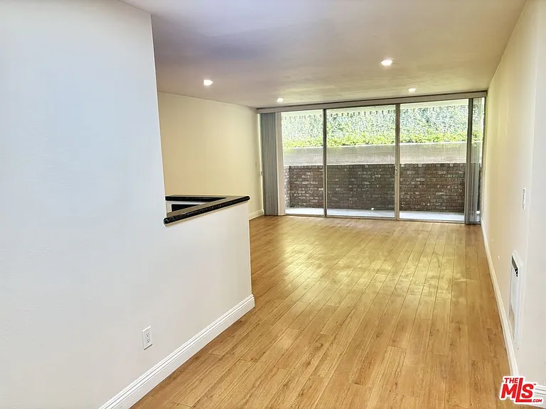 6526 Ocean Crest Dr #102 — Photo 8