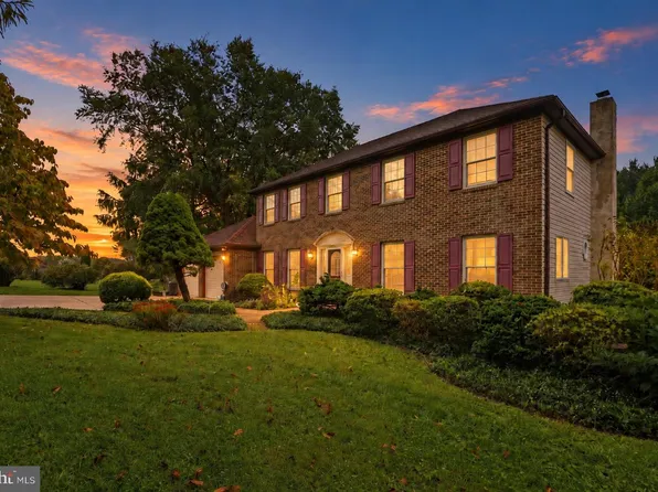 2 Nashua Dr, West Grove, PA 19390