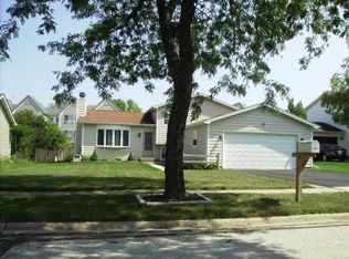 11 Birch Ct, Mundelein, IL 60060