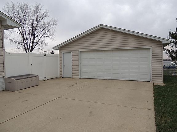 4th image of 5827 Dahlia Blvd