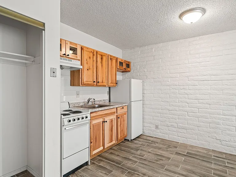 2565 N Park Ave — Photo 6